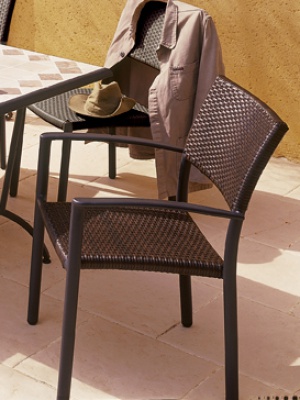 Fauteuil Rhodos en résine tressée marron glacé