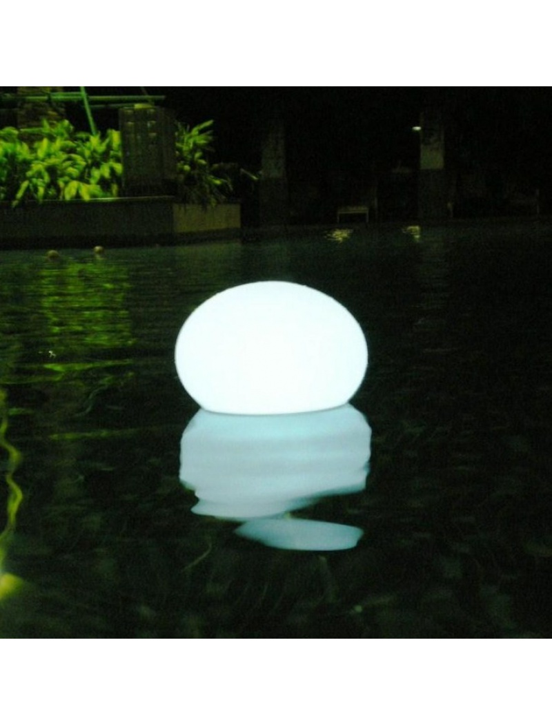 Une lampe flottante dans votre piscine : adoptez l'éclairage design